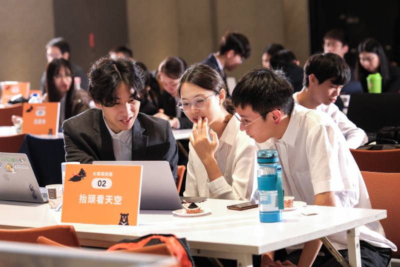 鏖戰時刻！團隊在現場進行最終討論