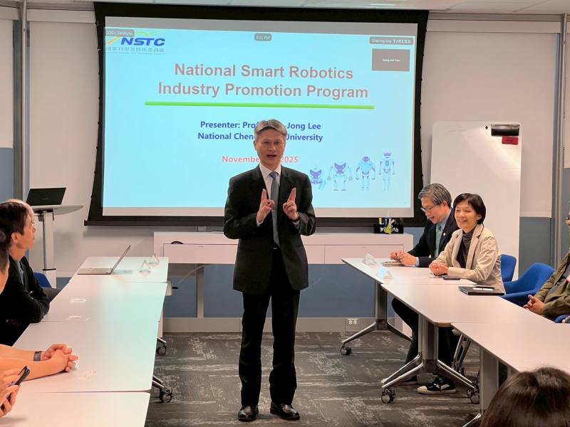 蘇振綱副主委於「臺灣智慧機器人產業與國際人才交流座談會」致詞表示，面對全球AI與半導體技術的迅速發展，臺灣擁有完整的半導體與ICT產業鏈，以及精密機械與製造實力，具備發展智慧機器人的獨特優勢。