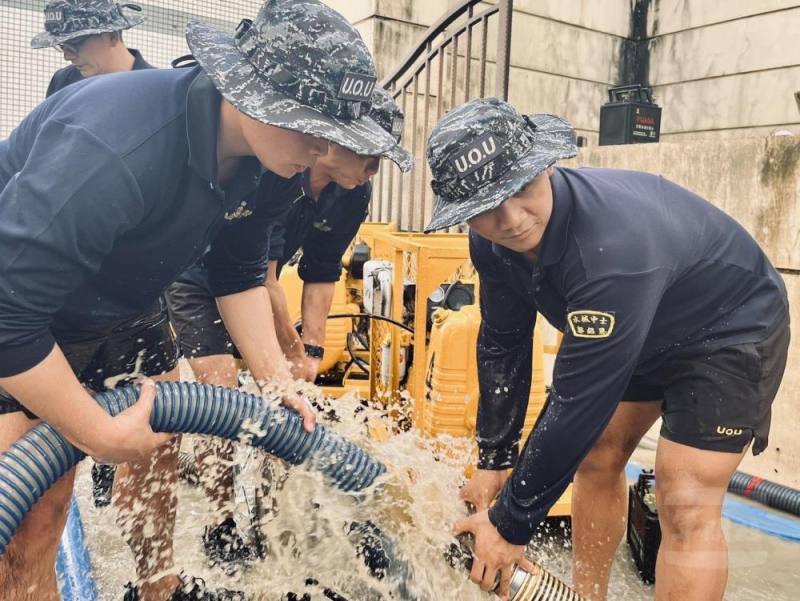 水下作業大隊實施抽水作業。（第三作戰區提供）