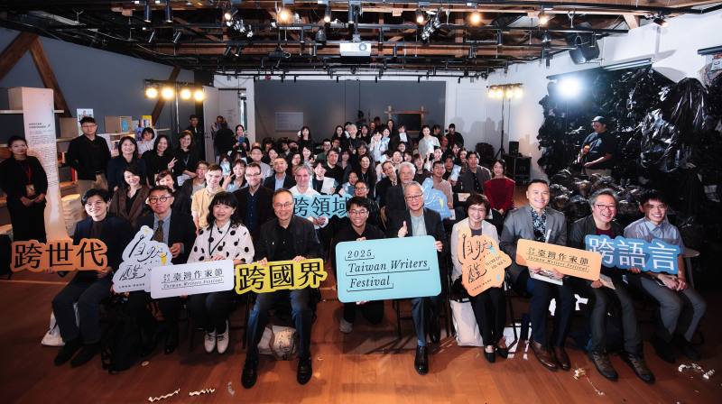 國立臺灣文學館今（14）日在臺灣文學糧倉舉辦「臺灣作家節」國際交流記者會，宣告國內外重要作家及譯者將在臺北攜手、交流。（宜東文化提供）