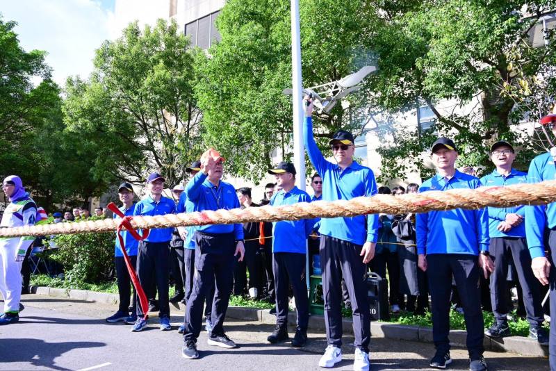 吳次長堂安為警大拔河總決賽鳴槍開賽