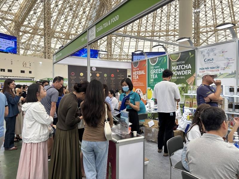 越南河內國際茶與咖啡展12至15日於越南展覽中心登場，數十國、上百間咖啡與茶公司展出。深耕越南近30年的台灣企業卡薩·T世家展位前人潮絡繹，搶著品茗