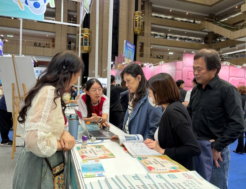 學生向師長們分享創意發想過程