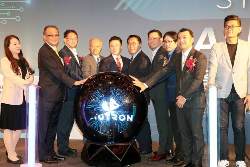希格諾科技及美超微電腦等多家公司13日在台南簽約啟動「新一代SiGTRON AI工廠建置計畫」，台南市長黃偉哲（左6）也出席與會。（台南市政府提供）