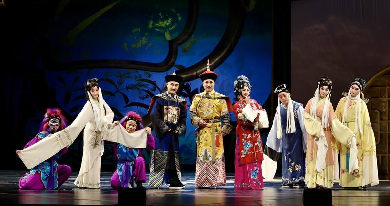 國光劇團「夢紅樓．乾隆與和珅」14日起至16日將在台北國家戲劇院再度搬演，13日舉行彩排記者會為演出暖場，主要演員著裝合影