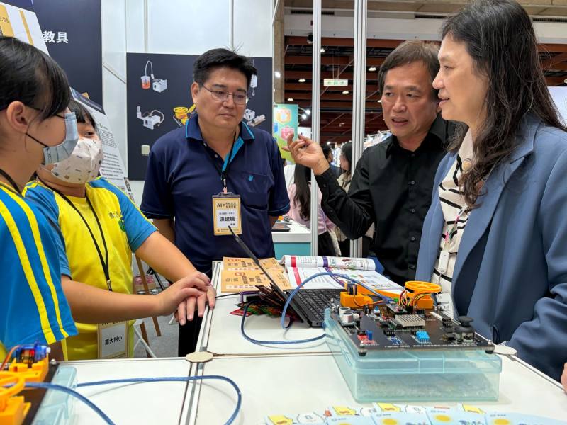 高師大林鴻銘院長(右2)向教育部師資藝教司王淑娟副司長(右1)說明跨域統整運算思維歷程