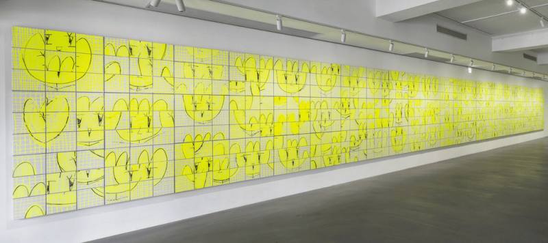 藝術家李芳妤將72組白瓷磚拼接成長達14公尺的巨大牆面，完成作品「白瓷磚、花、縫隙」，獲第3屆中國信託當代繪畫獎首獎。（李芳妤提供）