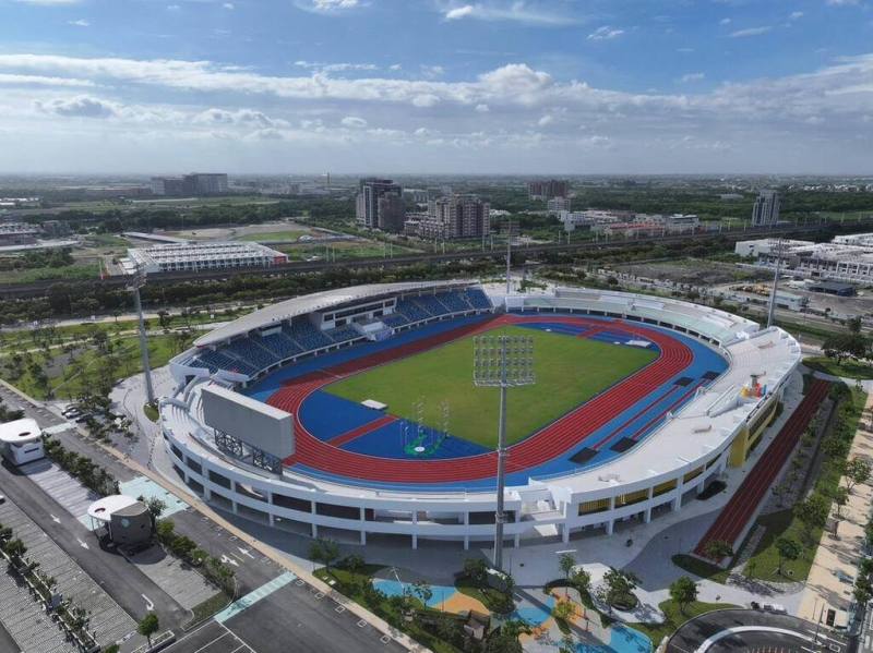 睽違12年，雲林縣政府將於12月31日晚上6時在雲林縣立田徑場（圖）舉辦跨年晚會，長達6.5小時的演出，超過10組藝人熱力接棒，14日公布首批藝人有羅志祥、周湯豪、艾怡良、舞思愛，將嗨翻跨年夜。　（雲林縣府提供）