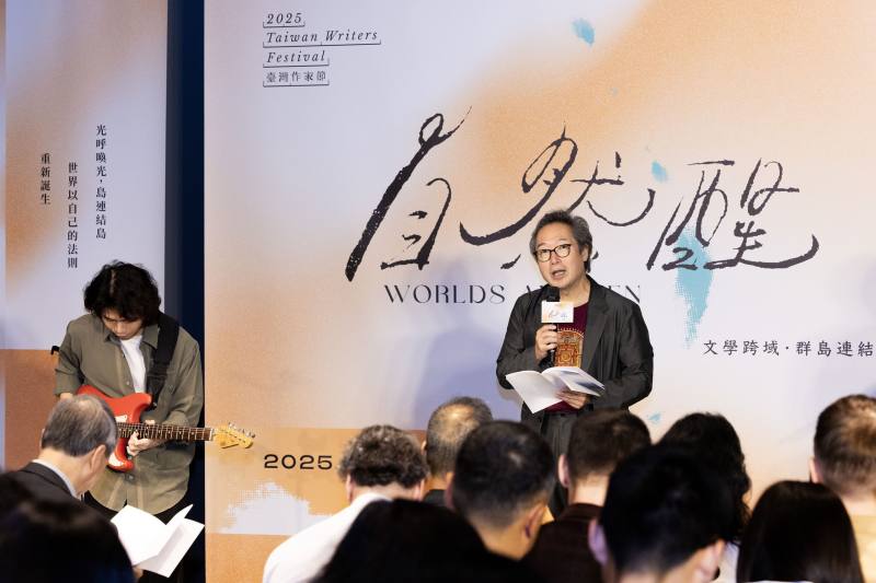 日本詩人四元康祐自2022年起，持續在日本經濟新聞連仔專欄〈尋找詩歌之旅〉，介紹各國詩人與文學節。