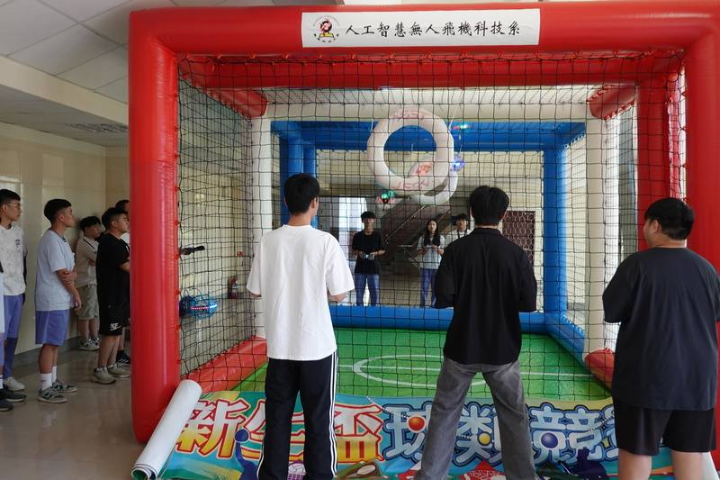 吳鳳科技大學14日舉辦新生盃暨雲嘉青年無人機足球賽，提供學生展現操控技能的舞台，6支隊伍同場競技。（吳鳳科大提供）