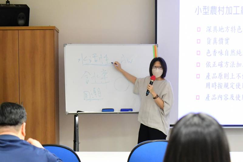 陳盈方副研究員上課情形