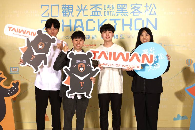 大專組參賽學生團隊開心合影