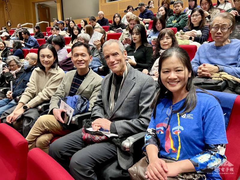 （左起）駐波士頓辦事處處長廖朝宏伉儷與麻州參議員William Brownsberger、波士頓台灣影展協會董事會主席康麗雪出席觀賞《造山者》