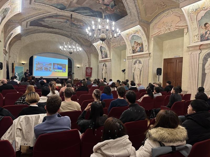 由「台灣-捷克大學聯盟計畫海外華語中心」主辦，駐捷克代表陳立國13日前往查理大學發表演講，分享台灣的民主、經濟繁榮與戰略價值，吸引近百位學生來參加。