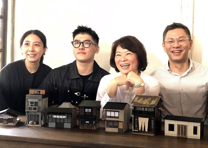 嘉義市政府15日辦理「嘉有木屋」第3期木造建築整建維護的開幕活動，市長黃敏惠（右2）參觀「微型木屋展」，並與作者許浩偉（左2）等人合影。
