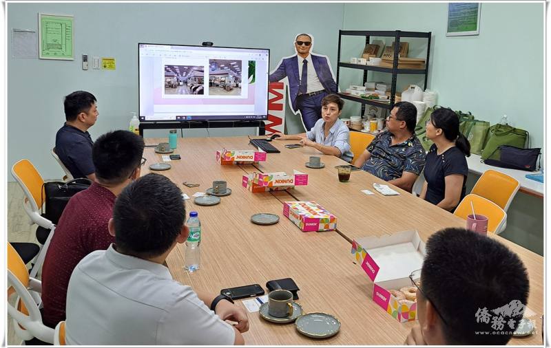 國富彩色印刷副總經理靳媛娣（右前1)向講師及出席人士進行公司簡介