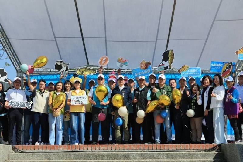 高雄大海開吃系列活動由「2025永安石斑魚節」接續登場，15日永安區休閒公園舉行，市長陳其邁（前左6）出席開幕式，鼓勵民眾走訪海線。（高雄市新聞局提供）