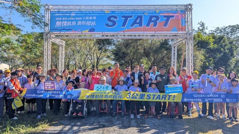 弘道老人福利基金會屏東服務處連續第7年舉辦千人健走活動，推動運動預防肌少症及高齡友善環境，15日在屏東潮州鎮林後四林平地森林園區登場。（弘道老人福利基金會提供）