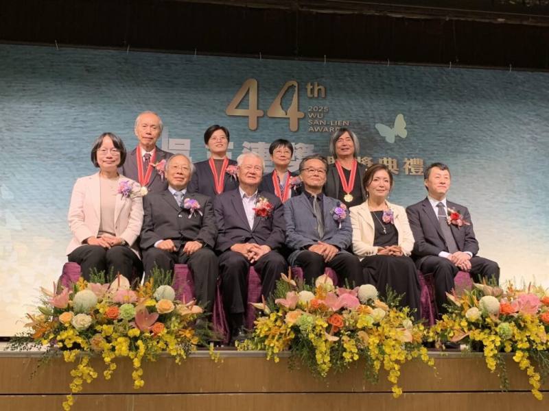 作家楊双子（後左2）、詩人鄭烱明（後左1）、紀錄片導演陳麗貴（後右2）、雕塑家梁任宏（後右1）等人獲頒吳三連獎。（圖取自facebook.com/springhillpublishing）