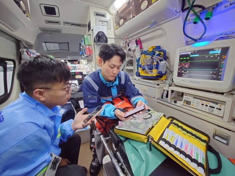 深化台灣、日本緊急救護交流，內政部消防署、彰化縣消防局11月12日至19日組團前往日本福岡縣北九州市消防局及相關單位交流，包含出勤流程、救護處置模式、熱中暑救護演練示範等。（彰化縣消防局提供）