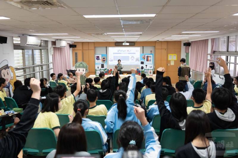 活動中的有獎徵答，學生們踴躍搶答。（軍聞社記者呂尚俞攝）