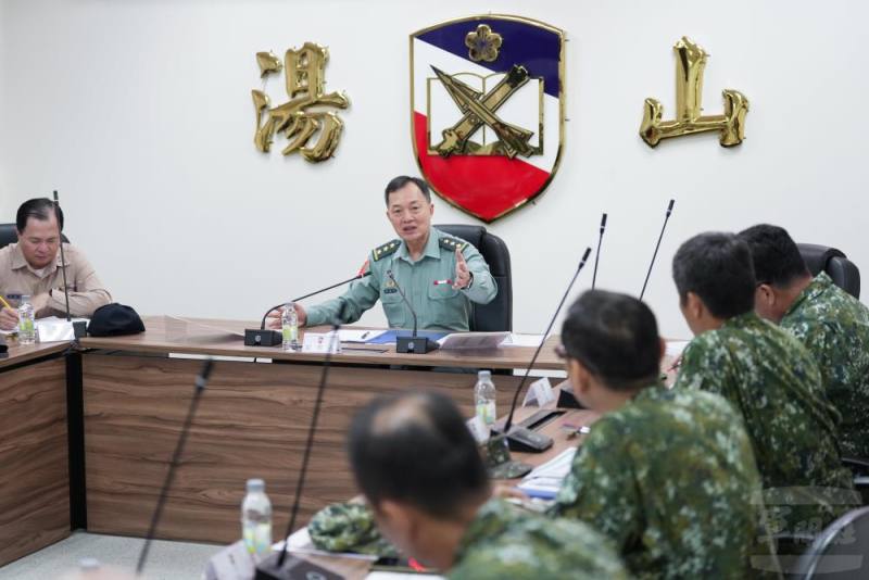 鍾副部長14日視導砲訓部關廟湯山營區。（軍聞社記者林庭暉攝）