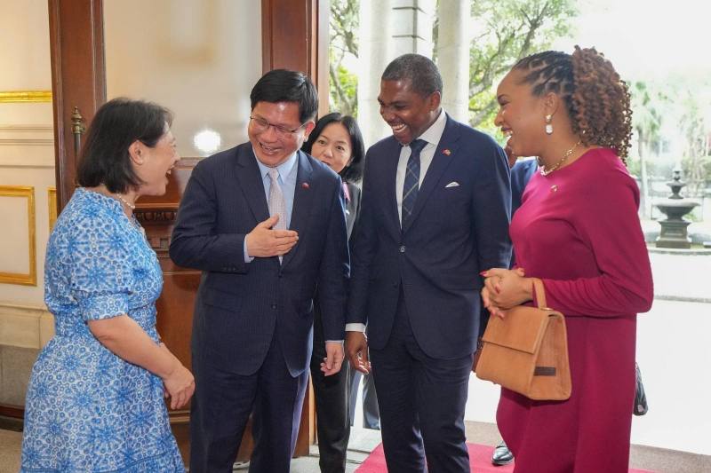 外交部長林佳龍夫婦（左二及左一）歡迎聖克里斯多福及尼維斯聯邦總理德魯（Terrance Drew）伉儷（右二及右一）訪問團。