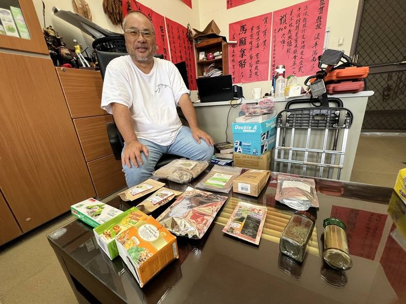 衛生福利部食品藥物管理署10月30日通知各縣市衛生局，乾燥荖葉可合法使用，台東大學老師張育銓花了10年時間翻轉了荖葉負面印象，也創造了商機，桌面上是他到國外蒐集的荖葉相關產品。