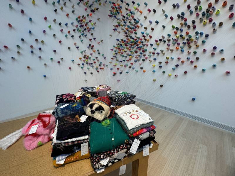 「補裳計畫」以縫補作為互動的起始，藝術家李明維邀請匈牙利當地民眾參與「關係」的交換。（駐捷克文化組提供）