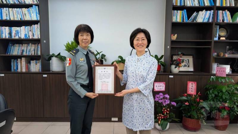 朱處長致贈感謝狀。（國防部提供）