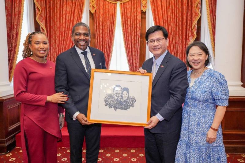 外交部長林佳龍夫婦（右二及右一）致贈「肖像剪紙」予聖克里斯多福及尼維斯聯邦總理德魯（Terrance Drew）伉儷（左二及左一）。