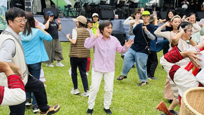 內政部部長劉世芳、國家署長王成機在太魯閣峽谷藝術音樂祭中與大家太魯閣族舞蹈