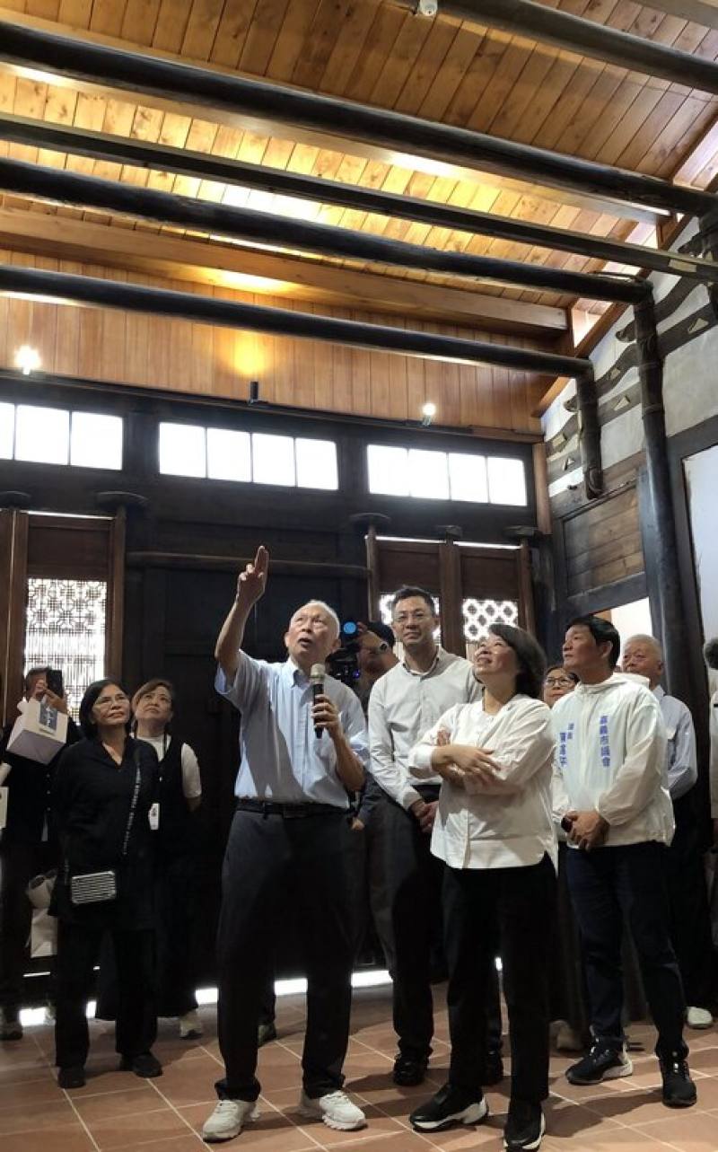 嘉義市政府15日辦理「嘉有木屋」第3期木造建築整建維護的開幕活動，市長黃敏惠（前右）參觀170餘年楊家老屋修復後樣貌，深感老屋找回靈魂生命力。