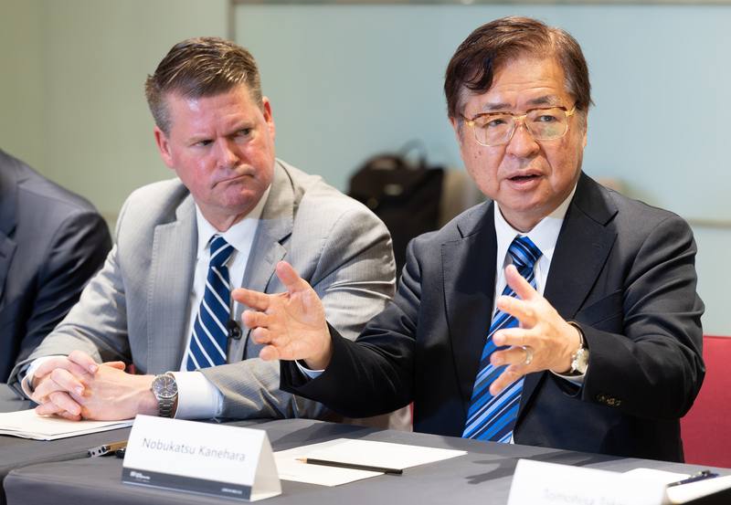 美國防部前助理部長薛瑞福（左）、笹川平和財團常務理事兼原信克。