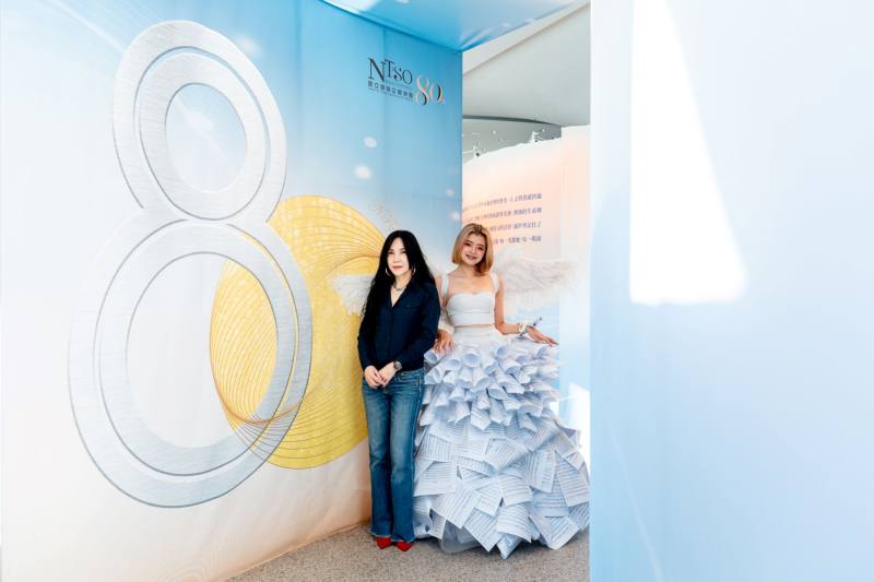 NTSO 80週年特展「時間的樂譜」開幕活動，時尚設計師黃秀瑾與千張樂譜縫製的長擺禮服