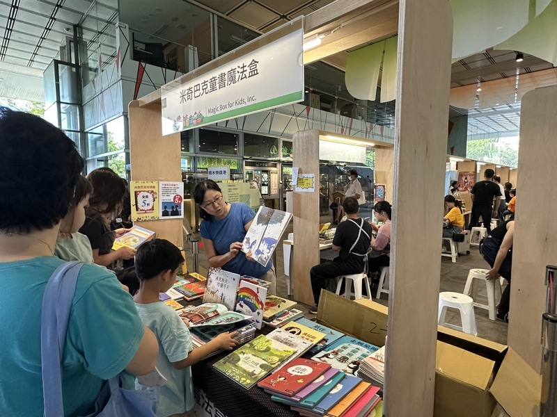 2025高雄城市書展15日在市立圖書館總館開幕，匯集百家出版社、獨立書店，共同推廣閱讀。
