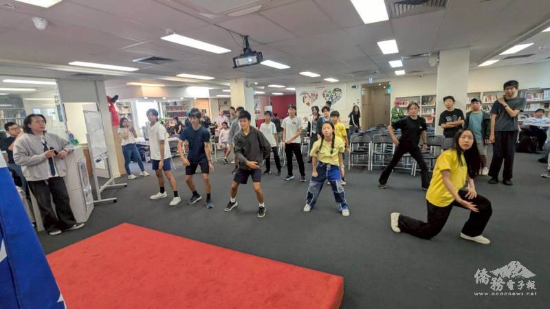 以大使之舞開場暖身。