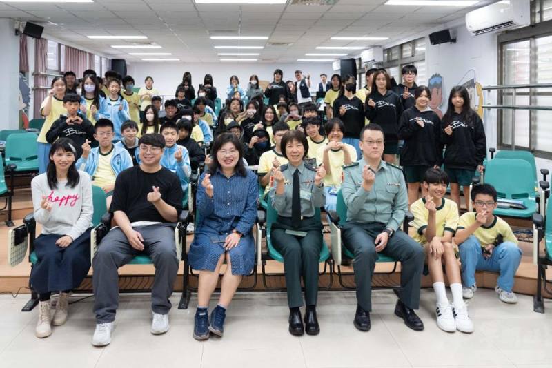 與會來賓及師生共同合影。（軍聞社記者呂尚俞攝）