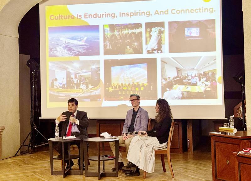 駐捷克代表陳立國（左）13日在捷克最高學府查理大學發表演講，並與查理大學宗教人類學者田雅各（中）、記者Jana Václavíková（右）座談。