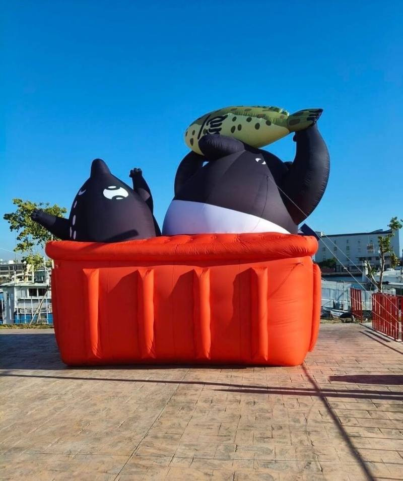 高雄今年「大海開吃」系列活動自11月至12月，其中「2025永安石斑魚節」15日在永安區休閒公園盛大登場，周邊擺放人氣插畫IP「馬來貘」大型裝置。（高雄市新聞局提供）