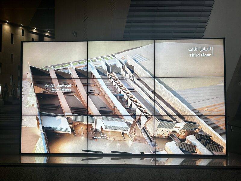 大埃及博物館平面圖顯示，展覽文物的12分區主展廳位於3樓，但實際上是嵌入地形，與自然地面相連的建築基底層。