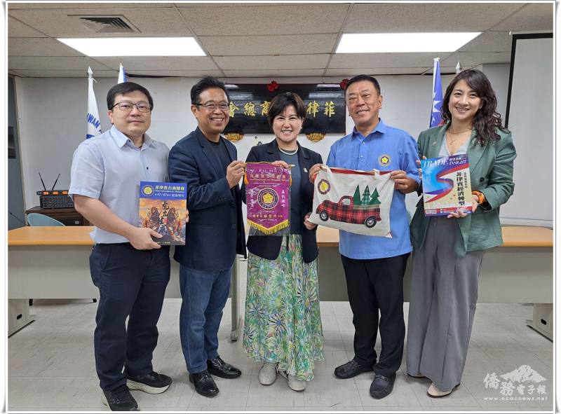 菲律賓臺商總會致贈講座黃瓊雅(中)紀念品(右2：現任總會長林登峰；右1候任總會長謝佳蓁；左2：現任監事長簡良達；左1：候任監事長黃得富)