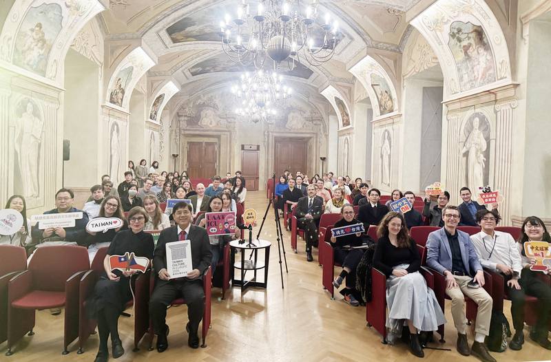 駐捷克代表陳立國（前排左2）13日在捷克查理大學發表演講，分享個人的職涯經歷，以及台灣的民主、經濟繁榮與戰略價值，吸引近百位學生參加。