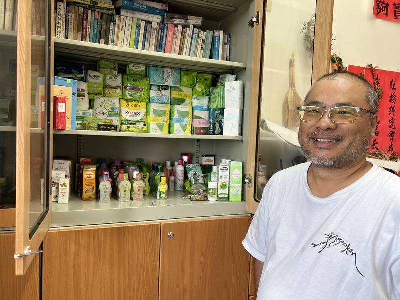 台東大學老師張育銓花10年奔波，終於讓乾燥荖葉可合法使用，他研究室櫥櫃堆滿了上百種的國外荖葉加工產品，從婦女用衛生棉到面膜、精油、牙膏、洗手乳、護膚霜、香皂、茶飲、零食等