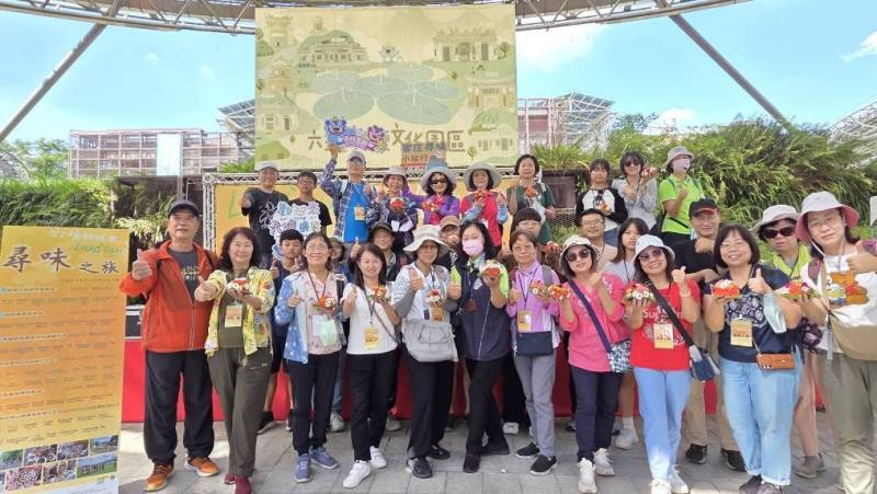 客發中心帶領民眾找尋客庄的味緒與歷史故事，旅行民眾至六堆園區體驗六堆客庄特有盤花敬神文化，學員親手製作盤花並敬獻給福廠伯公