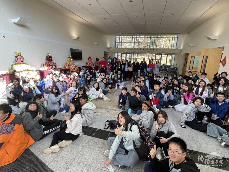 Robert Frost Middle School臺灣文化導覽團體照
