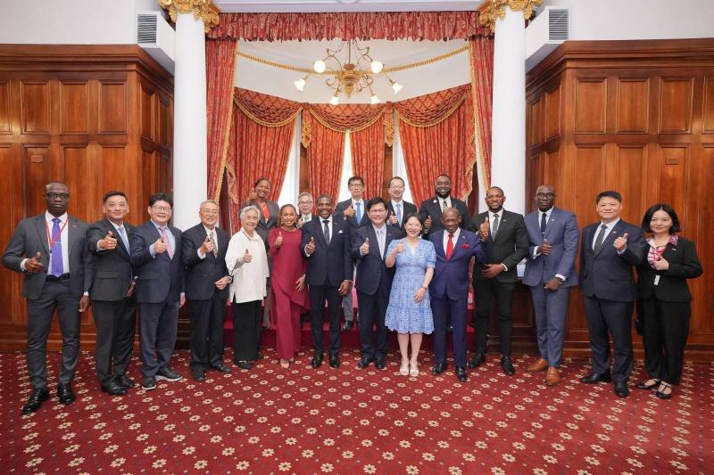 外交部長林佳龍夫婦（右七及右六）與聖克里斯多福及尼維斯聯邦總理德魯（Terrance Drew）伉儷（左七及左六）及午宴賓客合照。