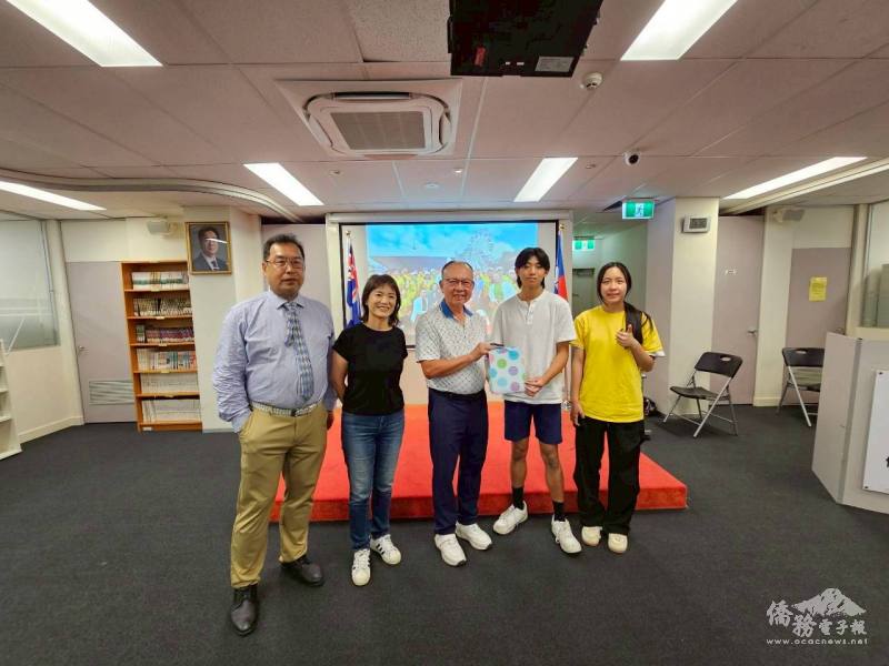 澳洲新南威爾斯國際傑人會會長林正宜(左1)、澳洲臺灣同鄉會會長謝明君(左2)、僑務顧問盧金煙(中)頒發贊助金給 FASCA學員代表。