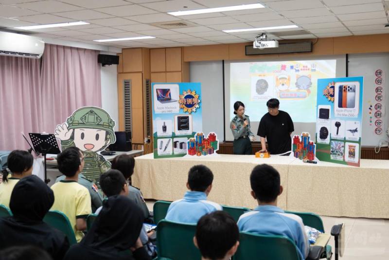 北安國中老師抽出得獎者。（軍聞社記者呂尚俞攝）