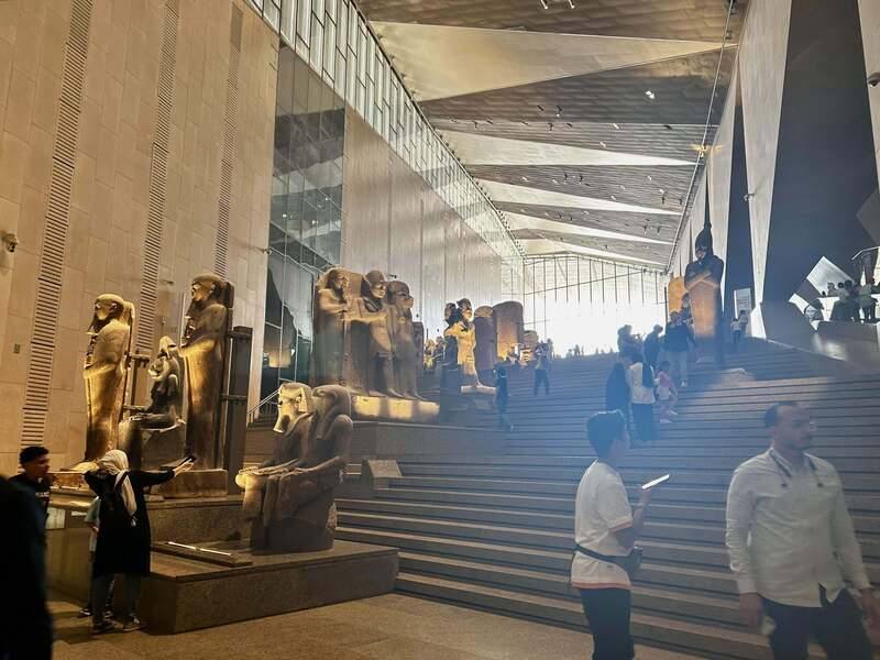 彭士佛將博物館設計成一座展開的扇形三角體，讓參觀者從大殿廳內的大階梯區步行到頂端後，可站在全景落地窗前眺望三座壯麗的金字塔，再左轉正式進入主展廳。